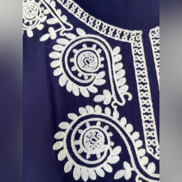 Women’s embroidered tunic top. Size Small/Medium. - Picture 2 of 3